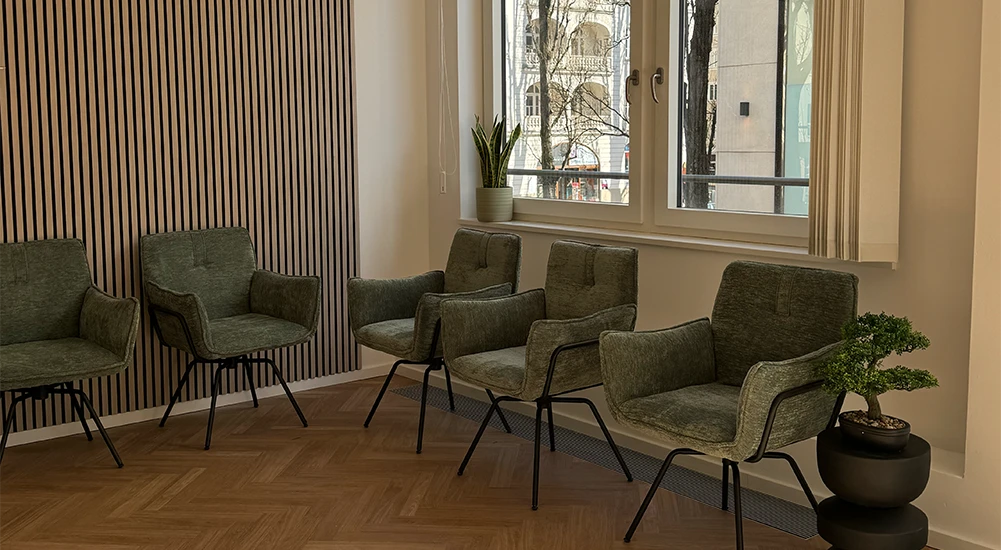 Wartebereich mit Sesseln in der Praxis Eden Physiotherapie München