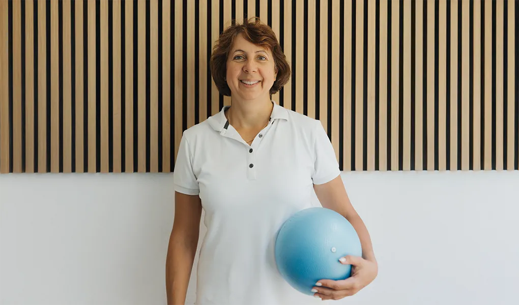 Katja Borulya mit Ball in der Praxis – Eden Physiotherapie