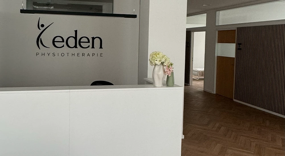 Empfang mit Eden-Logo in der Praxis Eden Physiotherapie München