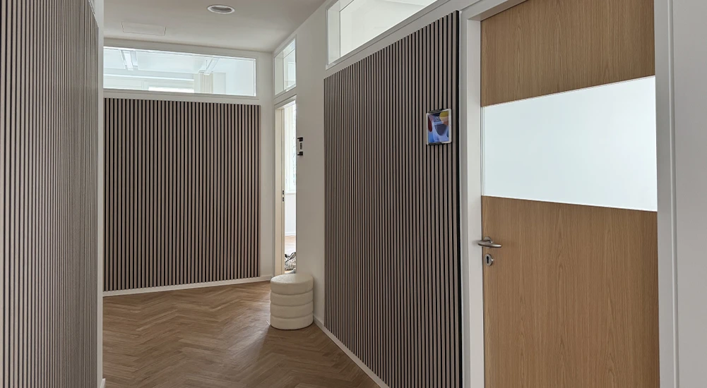 Flur mit Behandlungsräumen in der Praxis Eden Physiotherapie München