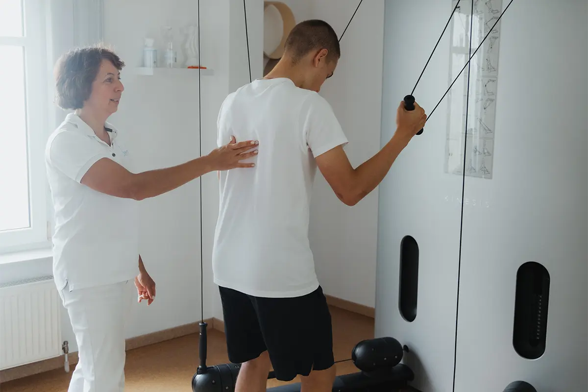 Physiotherapeutin bei der Behandlung eines Patienten – Eden Physiotherapie