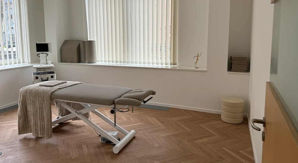 Behandlungsraum mit Therapieliege in der Praxis Eden Physiotherapie München