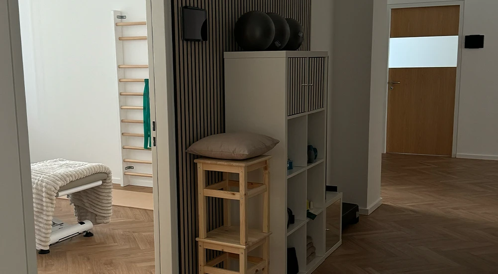Trainingsbereich mit Sprossenwand in der Praxis Eden Physiotherapie München